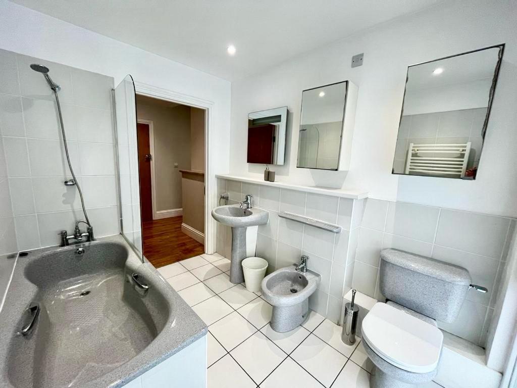 London Modern Flat Near Transports Londres Exterior foto